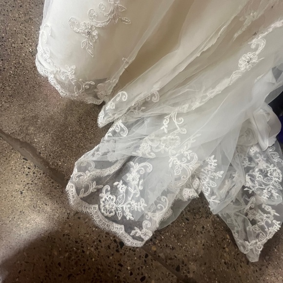 Jasmine Asymmetrical White wedding dress - Picture 4 of 12